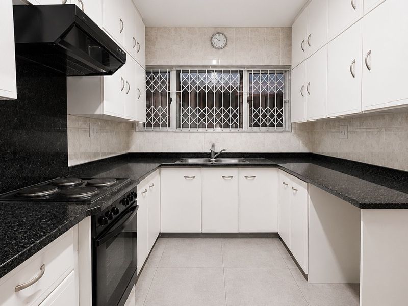 Stylish Duplex Living in a Prime Marine Drive Location - Photo 4