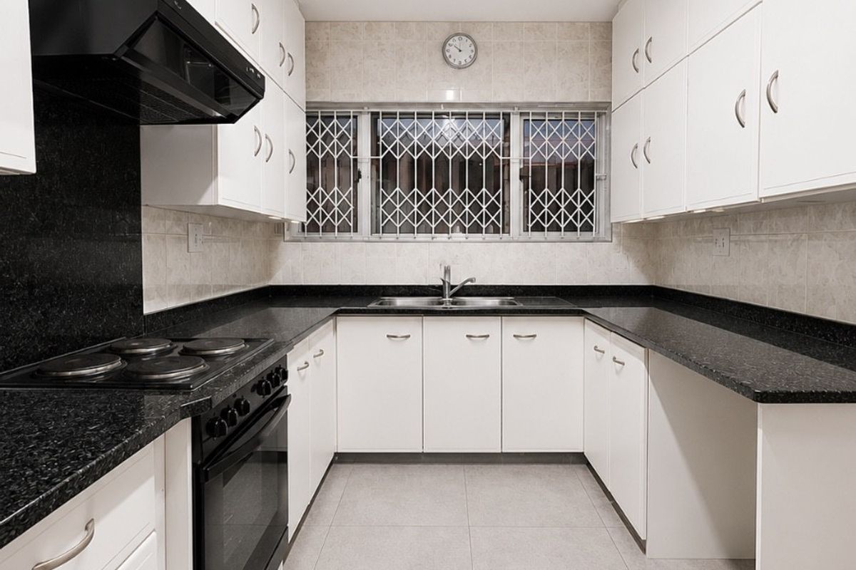 Stylish Duplex Living in a Prime Marine Drive Location - Photo 4