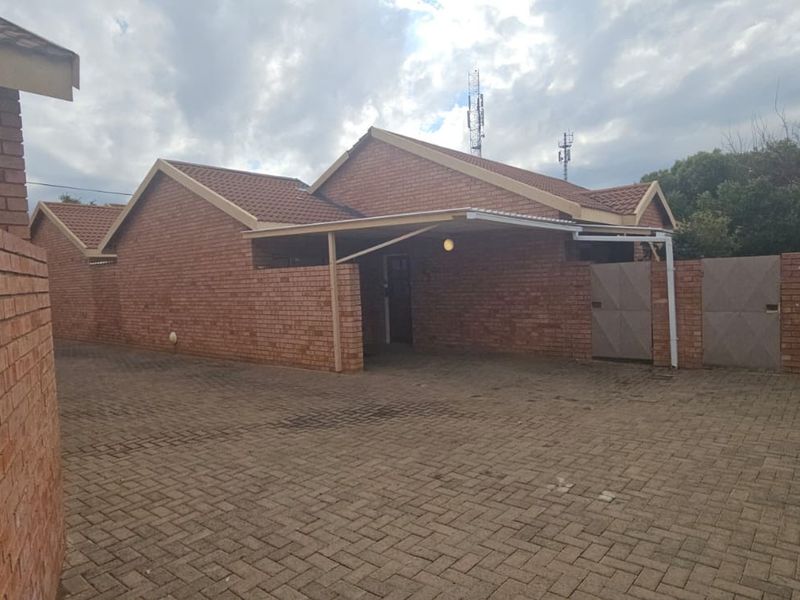 Townhouse For Sale in Boshof - Photo 1