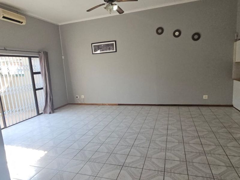 Townhouse For Sale in Boshof - Photo 2