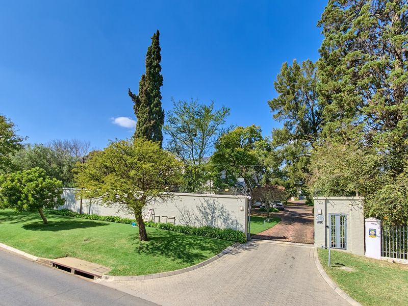 Luxury Family Residence in Prestigious Bryanston for Rental - Photo 2