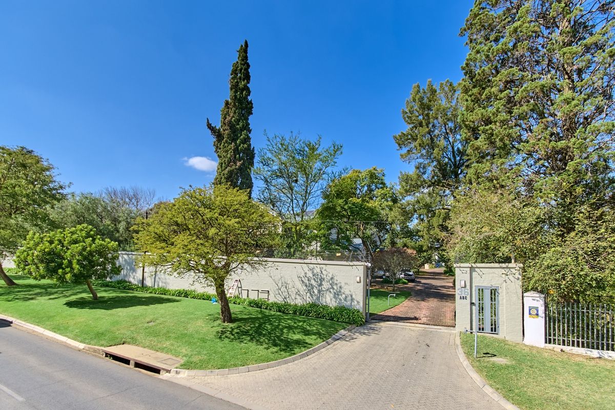 Luxury Family Residence in Prestigious Bryanston for Rental - Photo 2