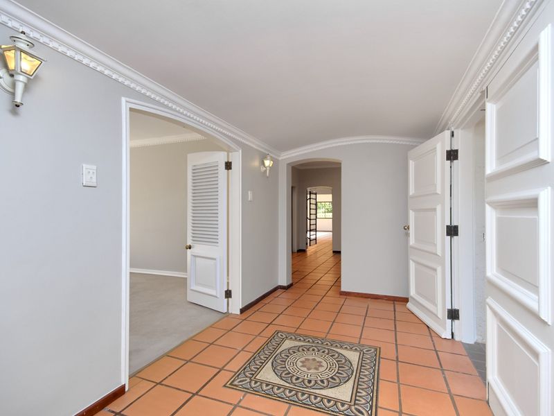 Luxury Family Residence in Prestigious Bryanston for Rental - Photo 9