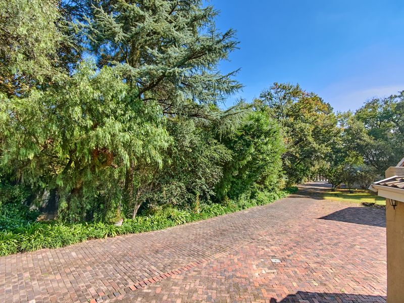 Luxury Family Residence in Prestigious Bryanston for Rental - Photo 3
