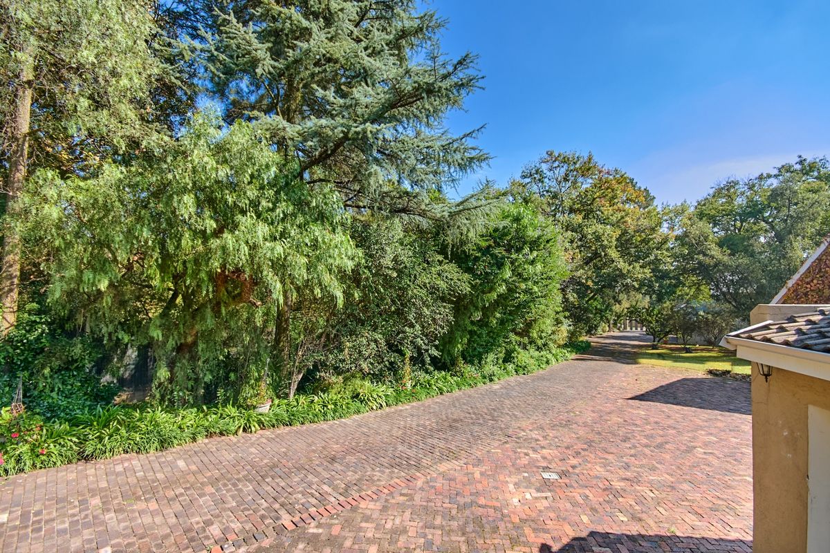 Luxury Family Residence in Prestigious Bryanston for Rental - Photo 3
