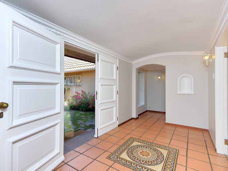 Luxury Family Residence in Prestigious Bryanston for Rental - Photo 8