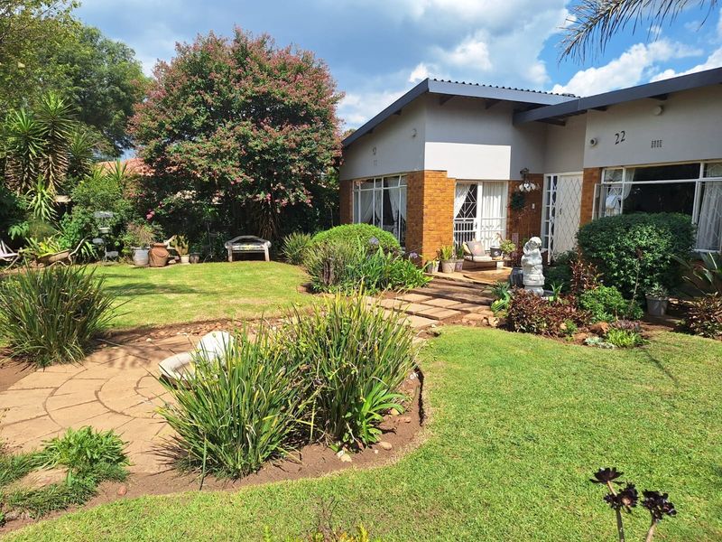 Timeless Family Home with Expansive Garden in the Heart of Selcourt, Springs - Photo 1