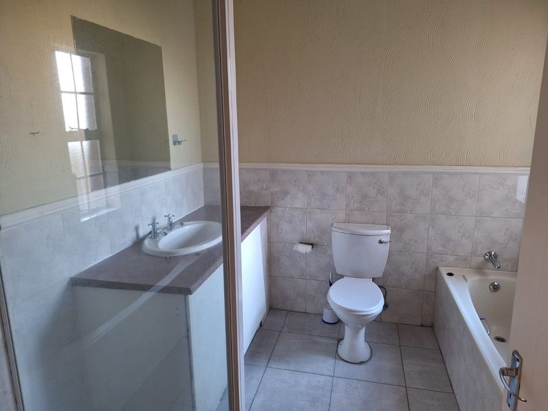 Spacious 2 Bed 1 bath - Photo 4