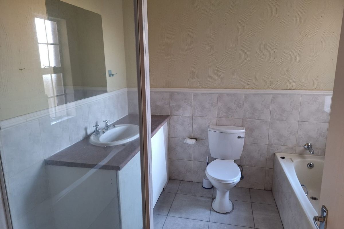 Spacious 2 Bed 1 bath - Photo 4
