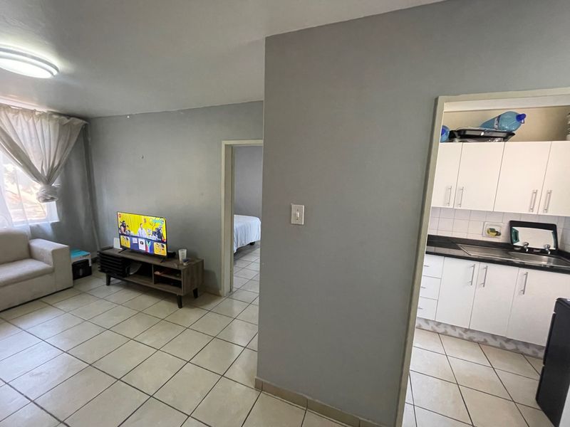 Full One Bedroom Apartment For Sale in Arcadia near UP. - Photo 2