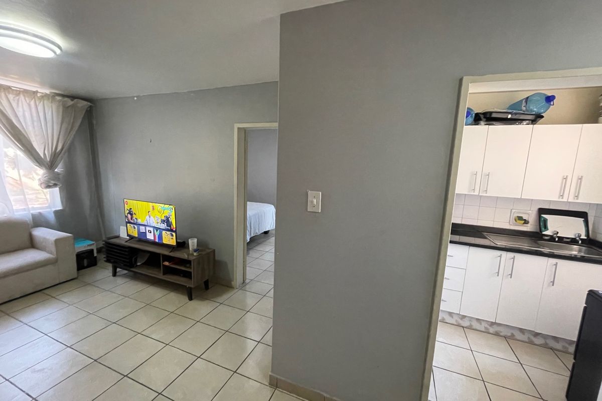Full One Bedroom Apartment For Sale in Arcadia near UP. - Photo 2