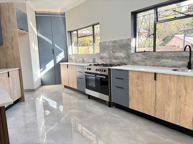 House For Sale in Annlin, Pretoria With A Flatlet Plus, Cottage This Stunning Home Is For  Large Fam - Photo 2