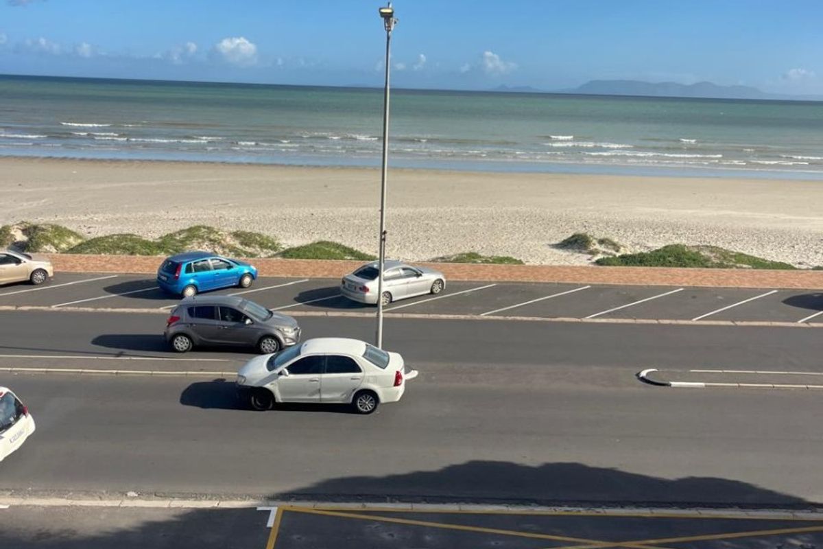 Beachfront Rental in Strand - Short term - Photo 3