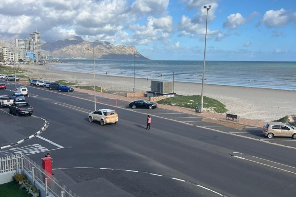 Beachfront Rental in Strand - Short term - Photo 2