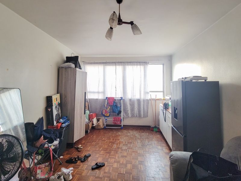 Spacious 1 Bedroom unit converted into 2 Bedroom layout in John Ross House - Photo 3