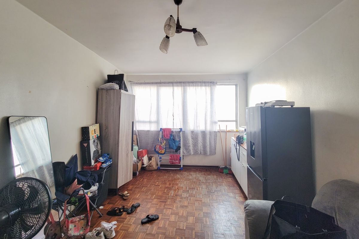 Spacious 1 Bedroom unit converted into 2 Bedroom layout in John Ross House - Photo 3