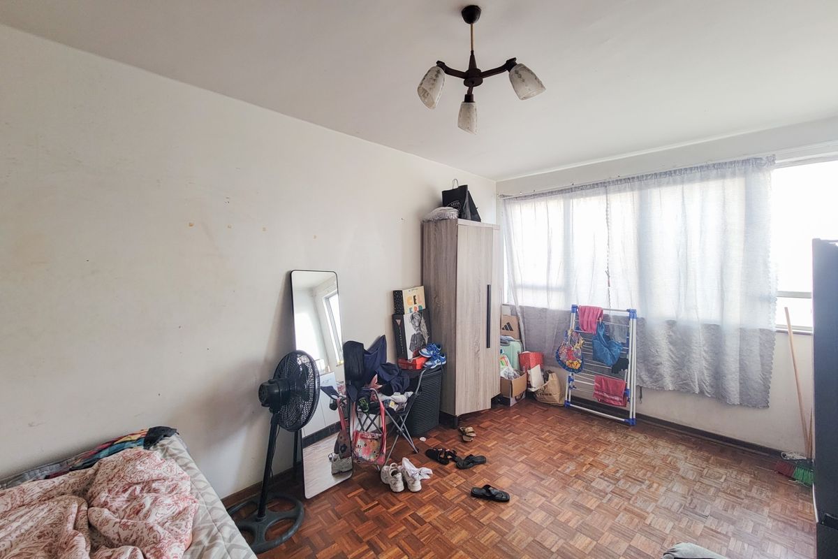 Spacious 1 Bedroom unit converted into 2 Bedroom layout in John Ross House - Photo 4