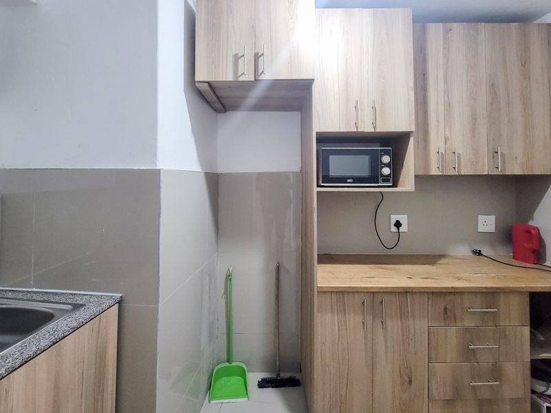 Spacious 1 Bedroom unit converted into 2 Bedroom layout in John Ross House - Photo 5