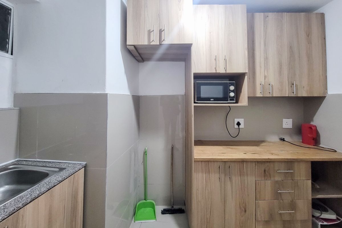 Spacious 1 Bedroom unit converted into 2 Bedroom layout in John Ross House - Photo 5