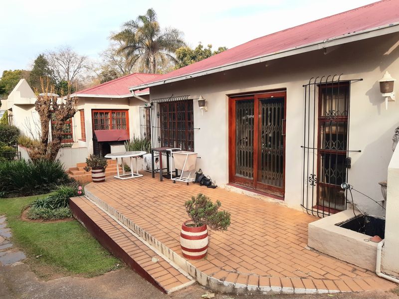 House For Sale in Johannesburg - Photo 2