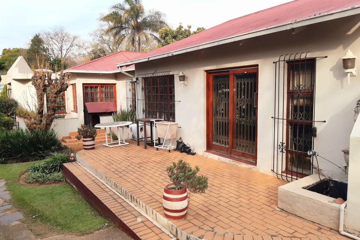 House For Sale in Johannesburg - Photo 2