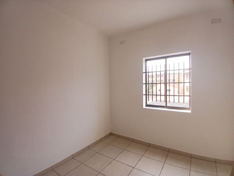 2 Bedroom 1 Full bathroom Apartment in Margate - Photo 6