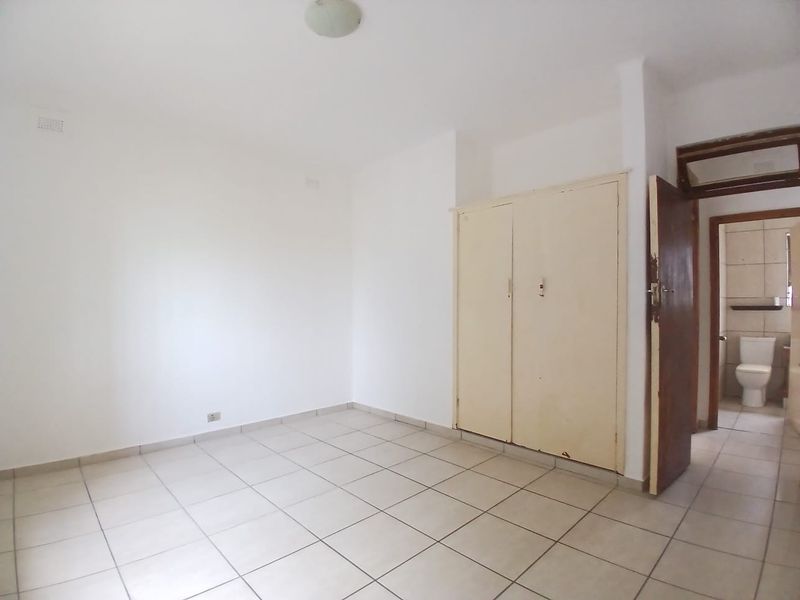 2 Bedroom 1 Full bathroom Apartment in Margate - Photo 4