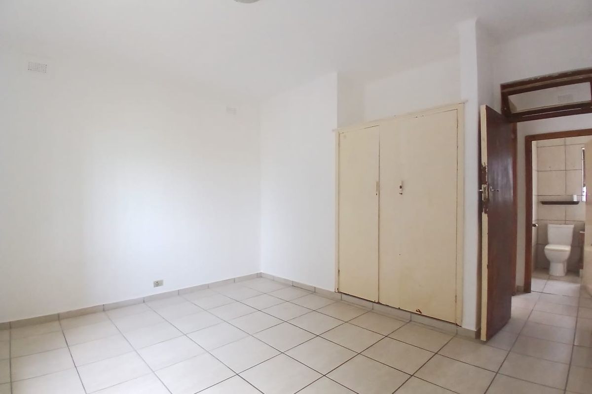 2 Bedroom 1 Full bathroom Apartment in Margate - Photo 4