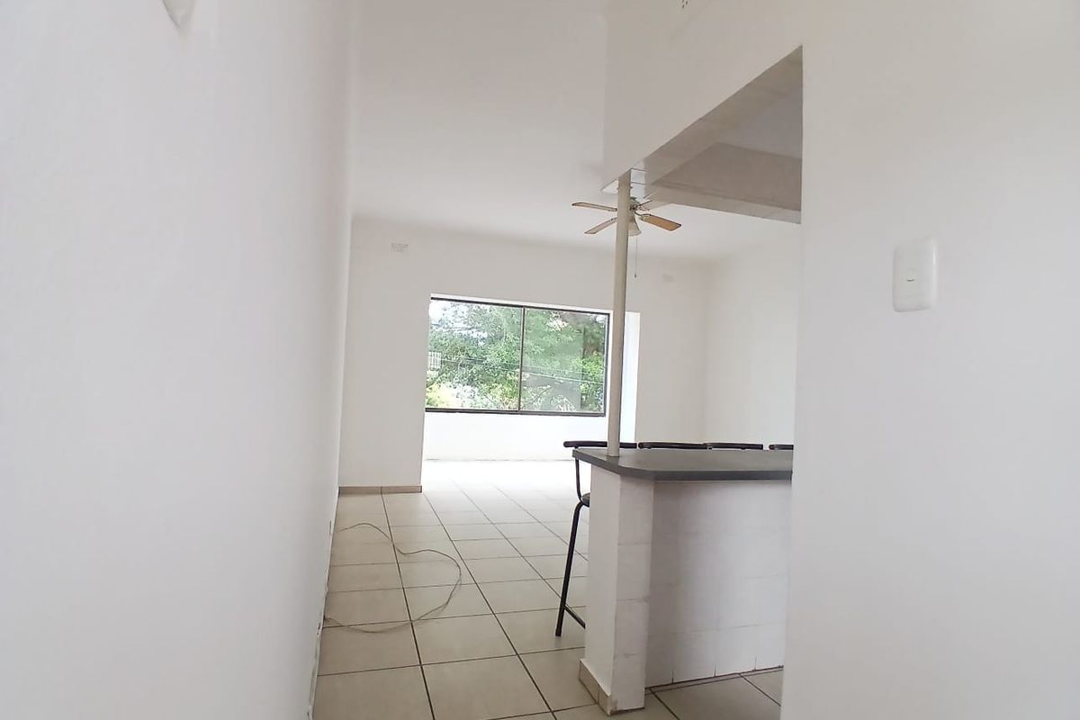 2 Bedroom 1 Full bathroom Apartment in Margate - Photo 2