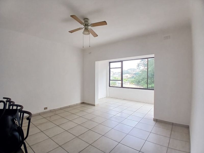 2 Bedroom 1 Full bathroom Apartment in Margate - Photo 3