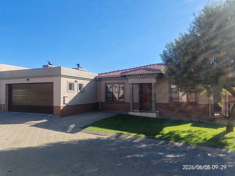 Townhouse For Sale in Bedfordview - Photo 1