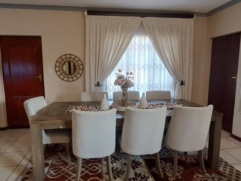 Townhouse For Sale in Bedfordview - Photo 6
