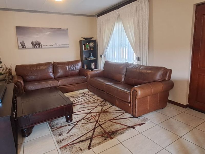 Townhouse For Sale in Bedfordview - Photo 4