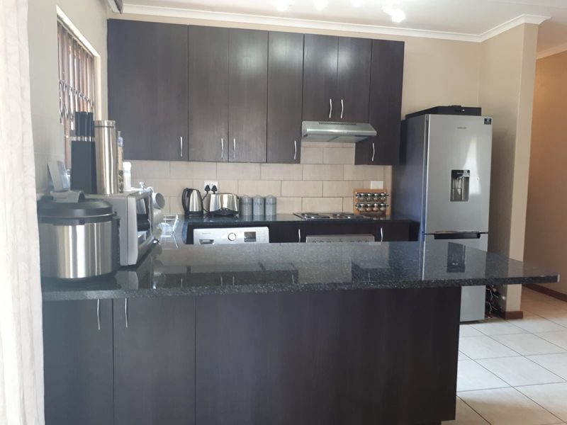 Townhouse For Sale in Bedfordview - Photo 2
