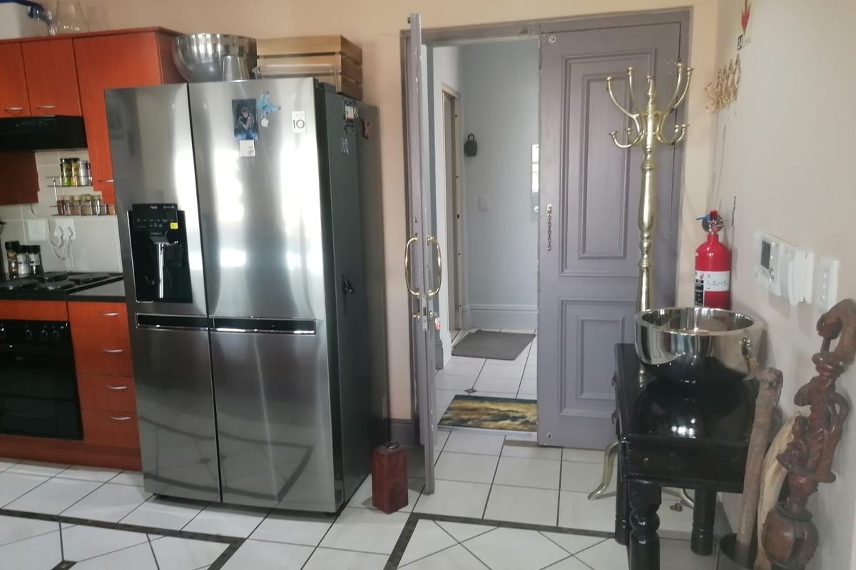 Luxury Furnished Apartment with Stunning Views in Prestigious Century City - Photo 4