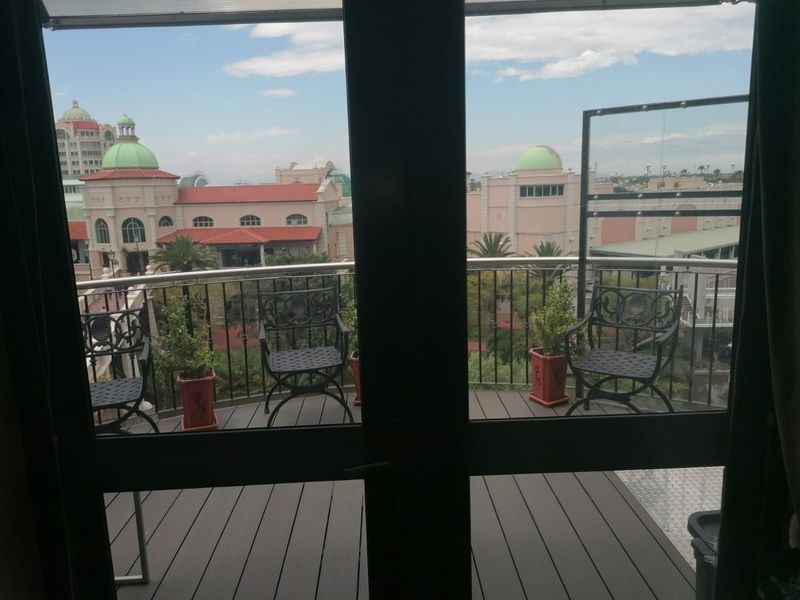 Luxury Furnished Apartment with Stunning Views in Prestigious Century City - Photo 3