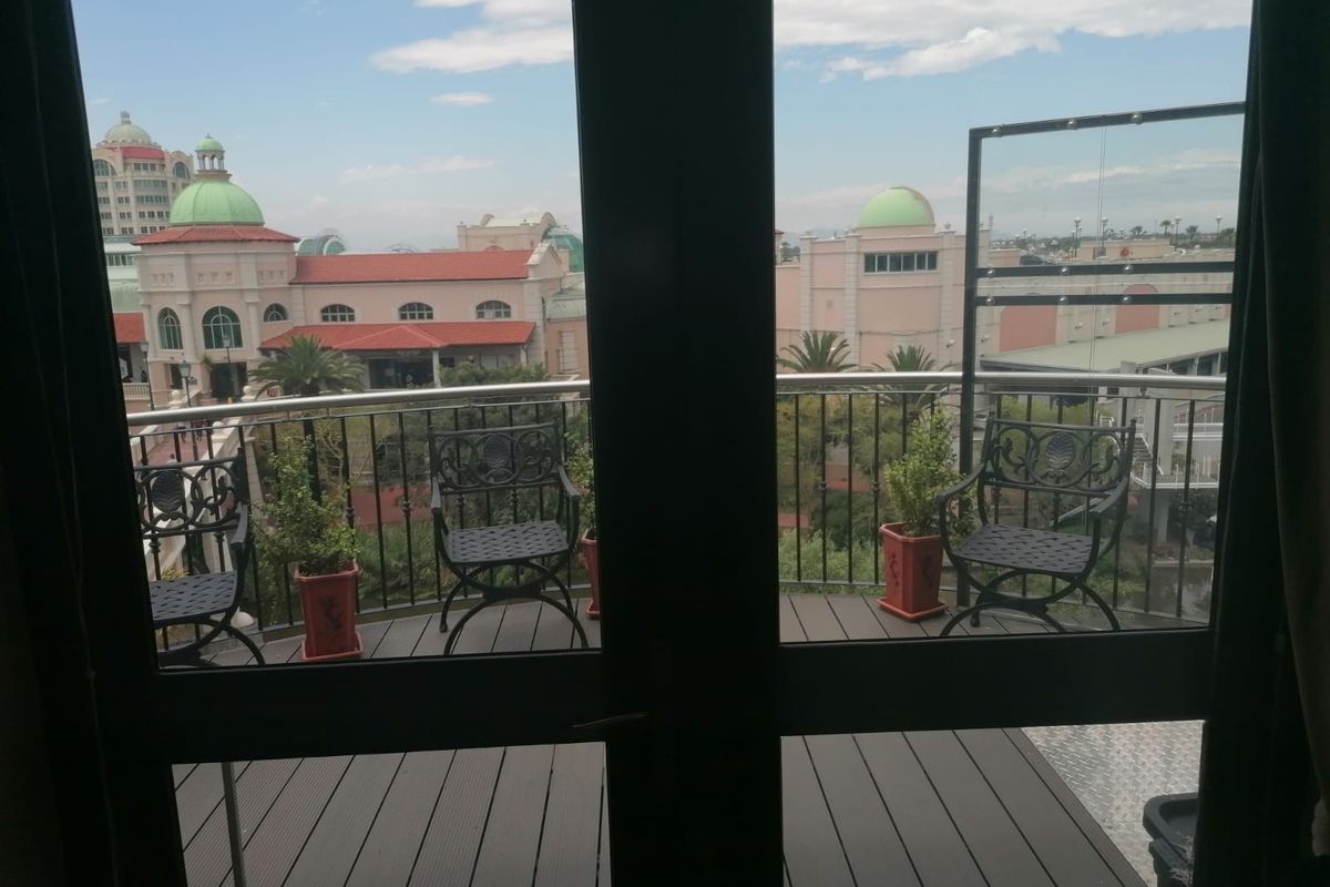 Luxury Furnished Apartment with Stunning Views in Prestigious Century City - Photo 3