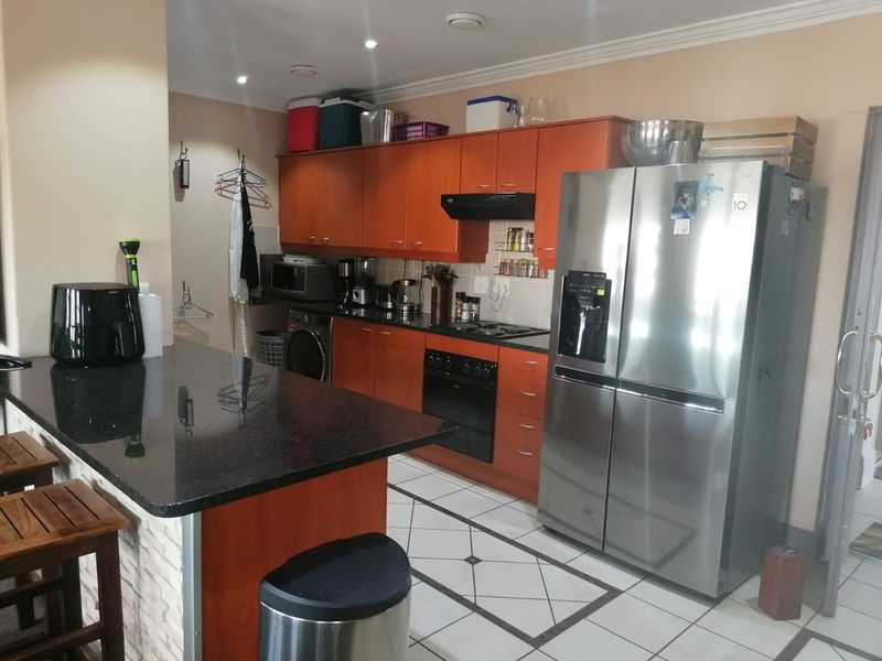 Luxury Furnished Apartment with Stunning Views in Prestigious Century City - Photo 5