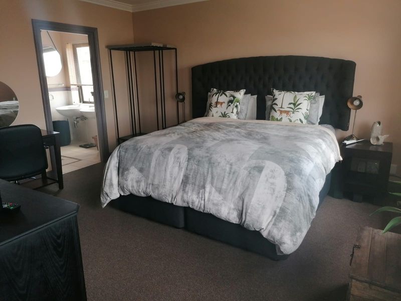 Luxury Furnished Apartment with Stunning Views in Prestigious Century City - Photo 6