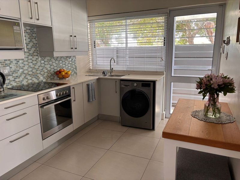 Furnished Flatlet To Rent in Kirstenhof, Cape Town - Photo 2