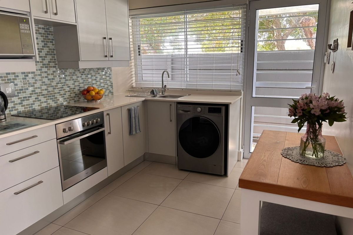 Furnished Flatlet To Rent in Kirstenhof, Cape Town - Photo 2