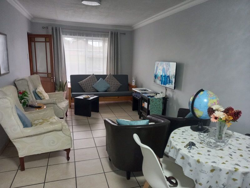 Furnished 2 Bedroom, 2 Bathroom Apartment in Secure Heiderand Block - Photo 2