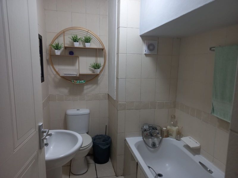 Furnished 2 Bedroom, 2 Bathroom Apartment in Secure Heiderand Block - Photo 9
