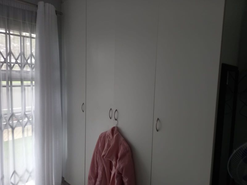 Furnished 2 Bedroom, 2 Bathroom Apartment in Secure Heiderand Block - Photo 5