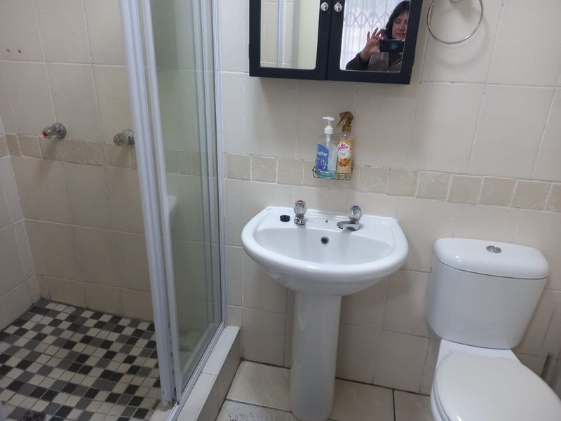 Furnished 2 Bedroom, 2 Bathroom Apartment in Secure Heiderand Block - Photo 6