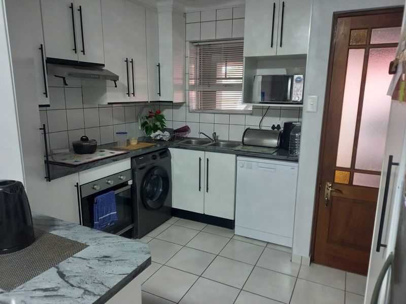 Furnished 2 Bedroom, 2 Bathroom Apartment in Secure Heiderand Block - Photo 3