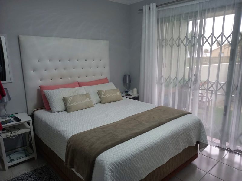 Furnished 2 Bedroom, 2 Bathroom Apartment in Secure Heiderand Block - Photo 4