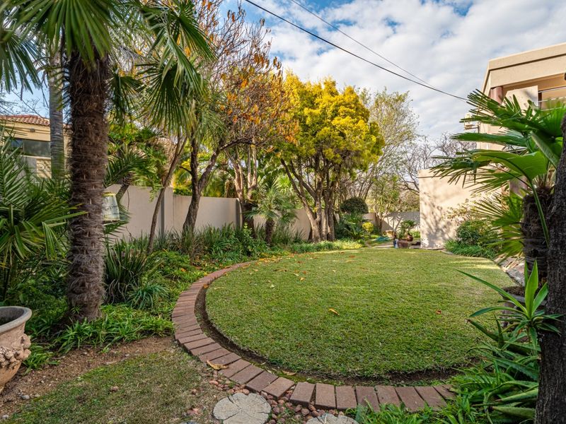 Timeless Elegance in the Heart of Kyalami Estates - A Semi-Furnished Masterpiece - Photo 2