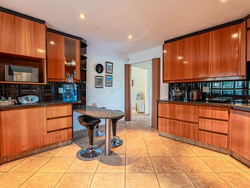 Timeless Elegance in the Heart of Kyalami Estates - A Semi-Furnished Masterpiece - Photo 8