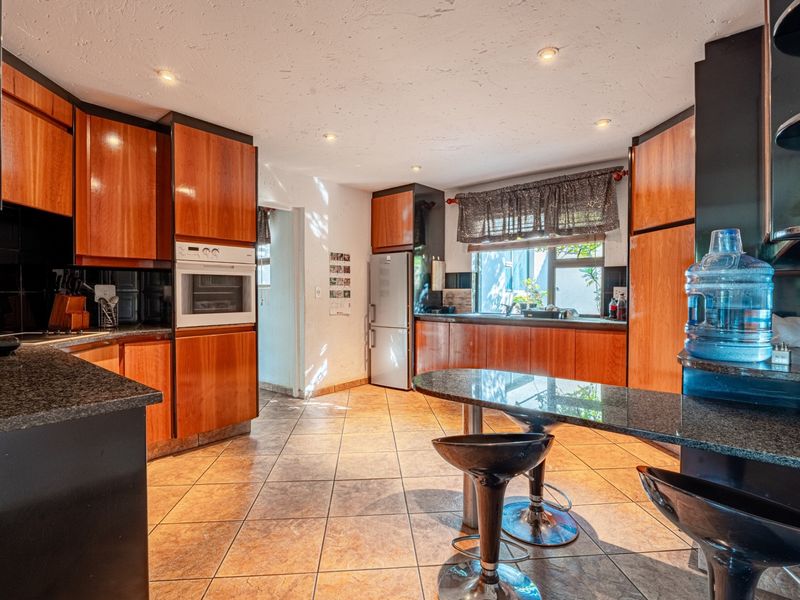 Timeless Elegance in the Heart of Kyalami Estates - A Semi-Furnished Masterpiece - Photo 7